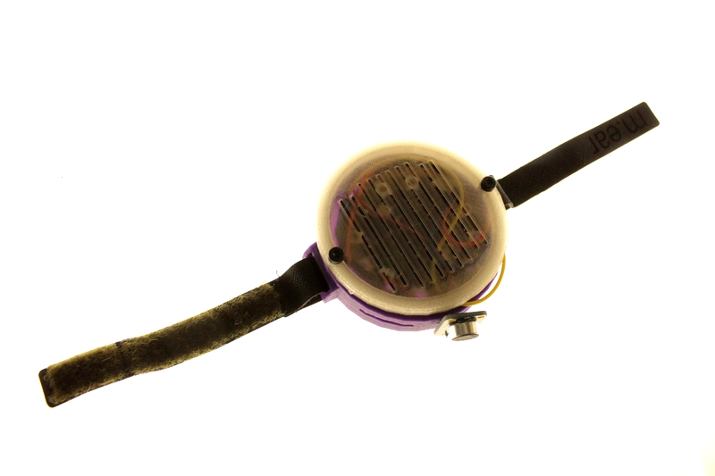 M.Ear, il dispositivo che avvisa in caso di suoni con un’alta frequenza e con un volume alto per persone che hanno problemi a livello uditivo