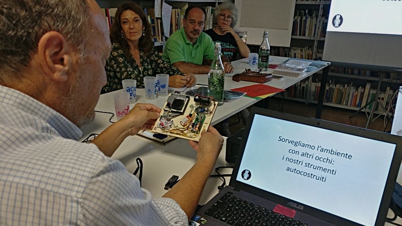 Paolo Bonelli spiega come vengono organizzati i workshop a WeMake ai partner di progetto