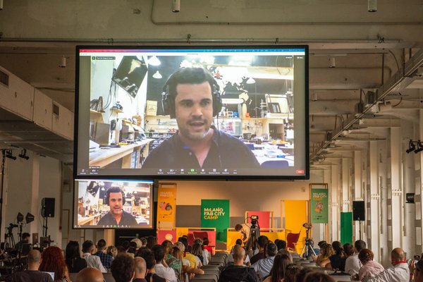 Tomas Diez in collegamento da Barcellona durante il Fab City Camp