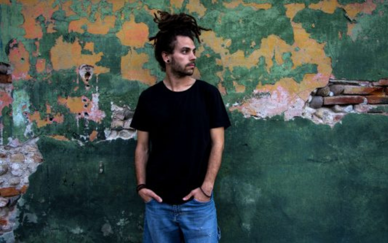 Tobia Cecchin, designer che partecipa alla residenza del progetto Centrinno